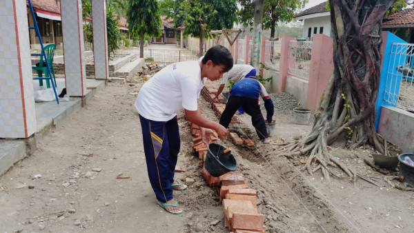 Gotong Royong Perbaikan Balai Dusun Limbangan