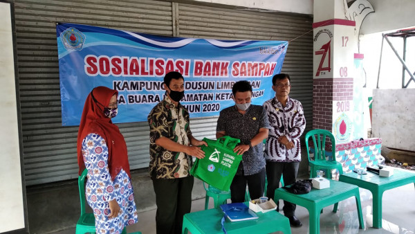 Pemberian Souvenir dari DLHPS untuk dibagikan kepada para peserta