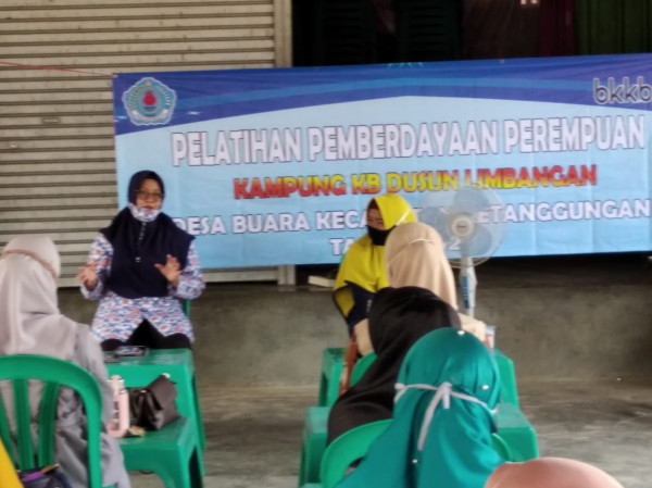 Penyuluh KB menyampaikan pentingnya menjadi perempuan berdaya