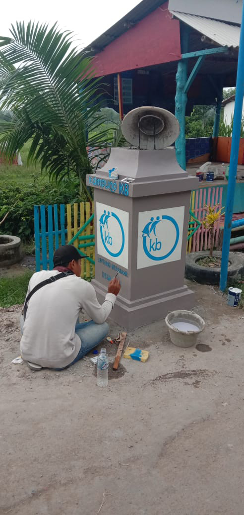 Proses pembuatan tugu KB 