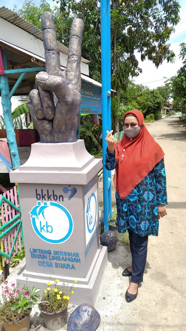 Penyuluh KB berfoto di Tugu KB