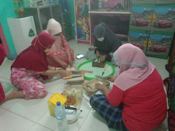 Proses pengirisan tempe 