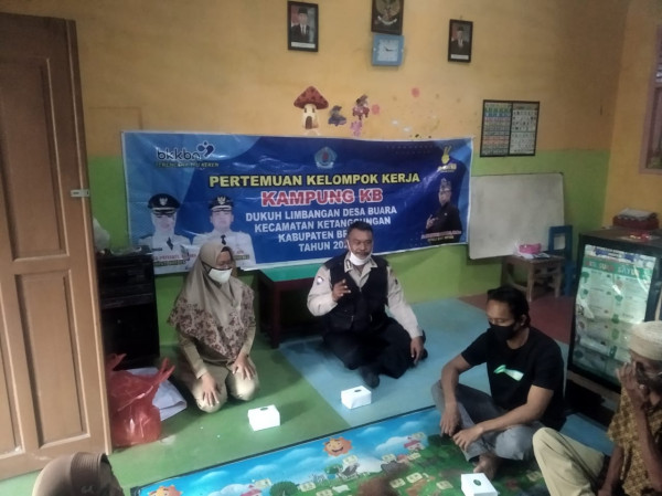 Kanit Binmas Polsek Ketanggungan sedang menyampaikan materi