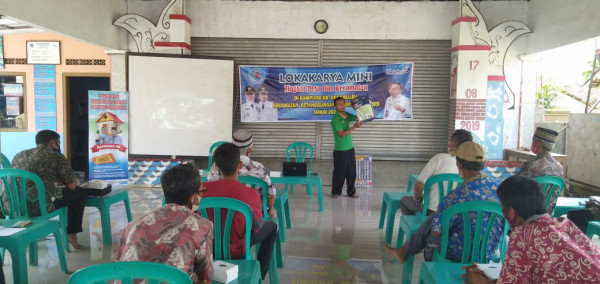 Penjelasan materi oleh pegiat lingkungan hidup dari bank sampah limbah sejahtera