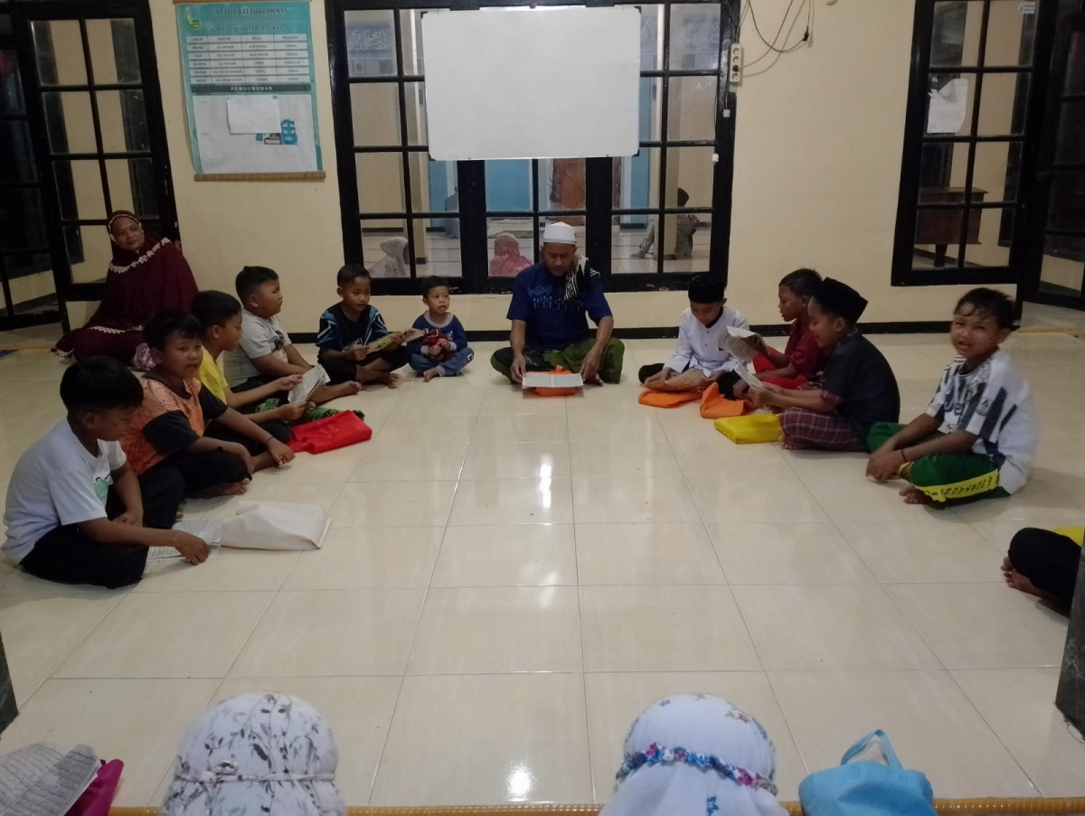 kegiatan mengaji anak-anak di masjid dukuh limbangan