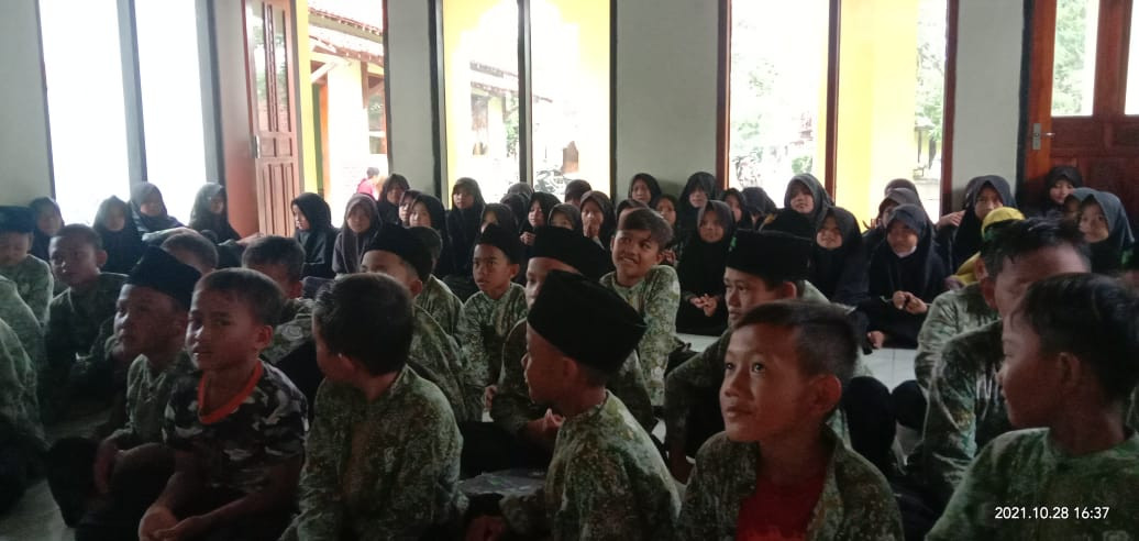 Kegiatan Pembagian Raport Madrasah Diniyah Al Mustaghfirin Dusun Limbangan Desa Buara