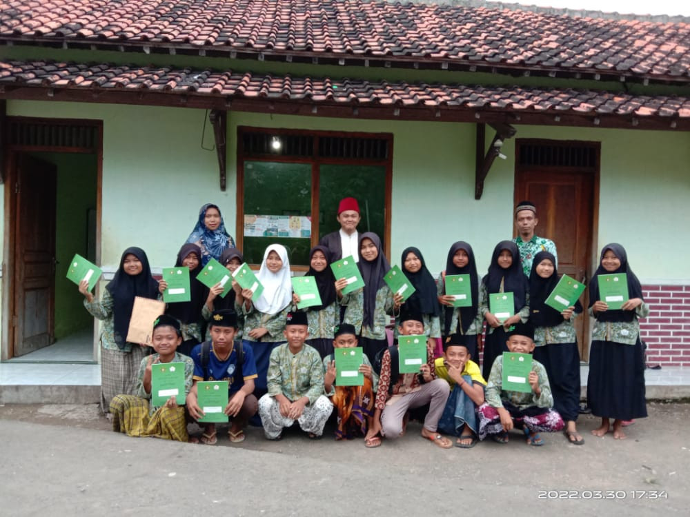 Kegiatan Pembagian Ijazah Madrasah Diniyah Al Mustaghfirin Dusun Limbangan Desa Buara