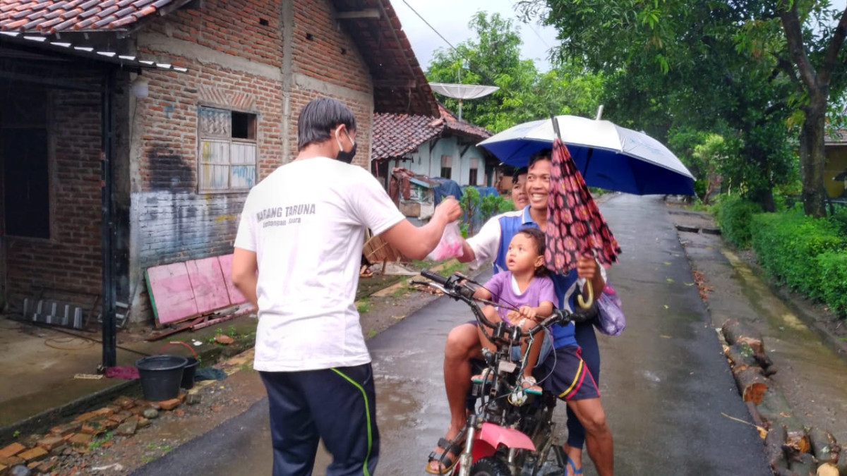 senyum salah satu masyarakat kampung KB setelah menerima bantuan Takzil dari anggota PIK-R