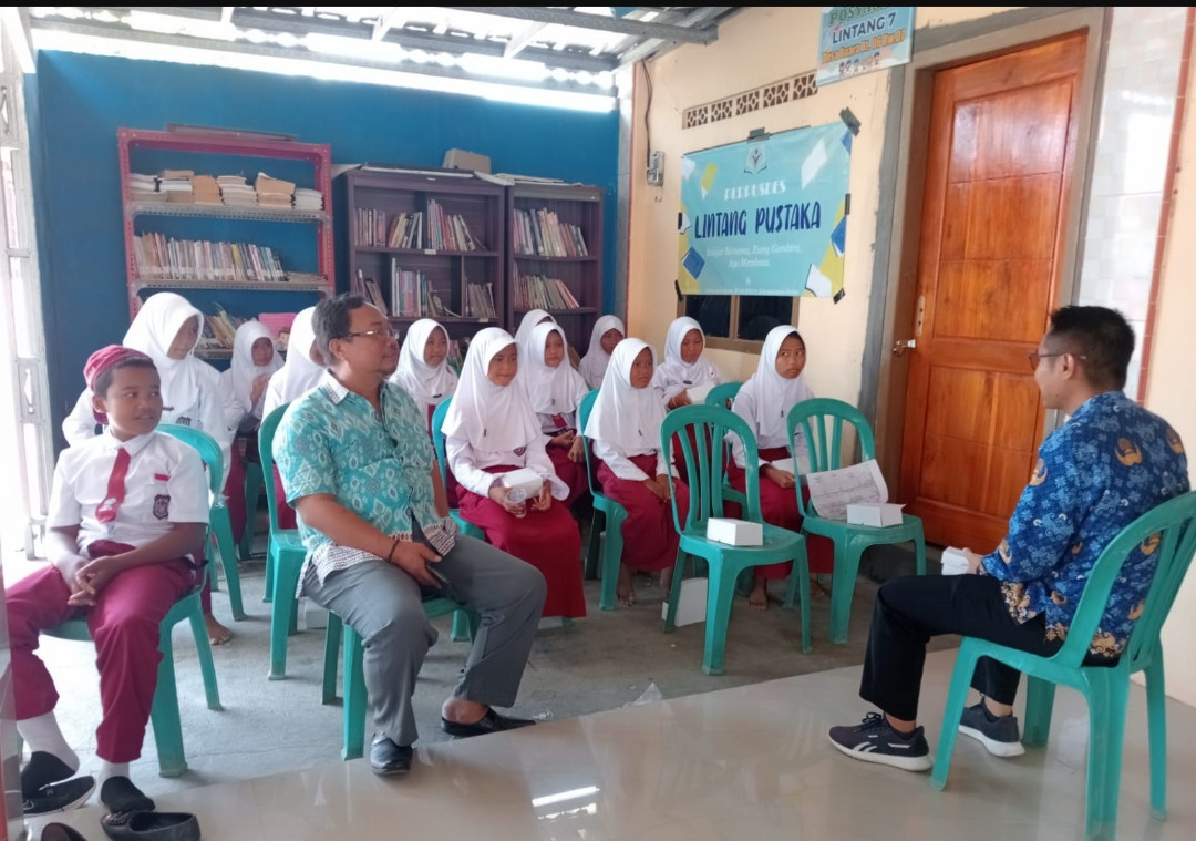 Kunjungan anak-anak SDN Buara 04 ke Perpusdes Lintang Pustaka Desa Buara