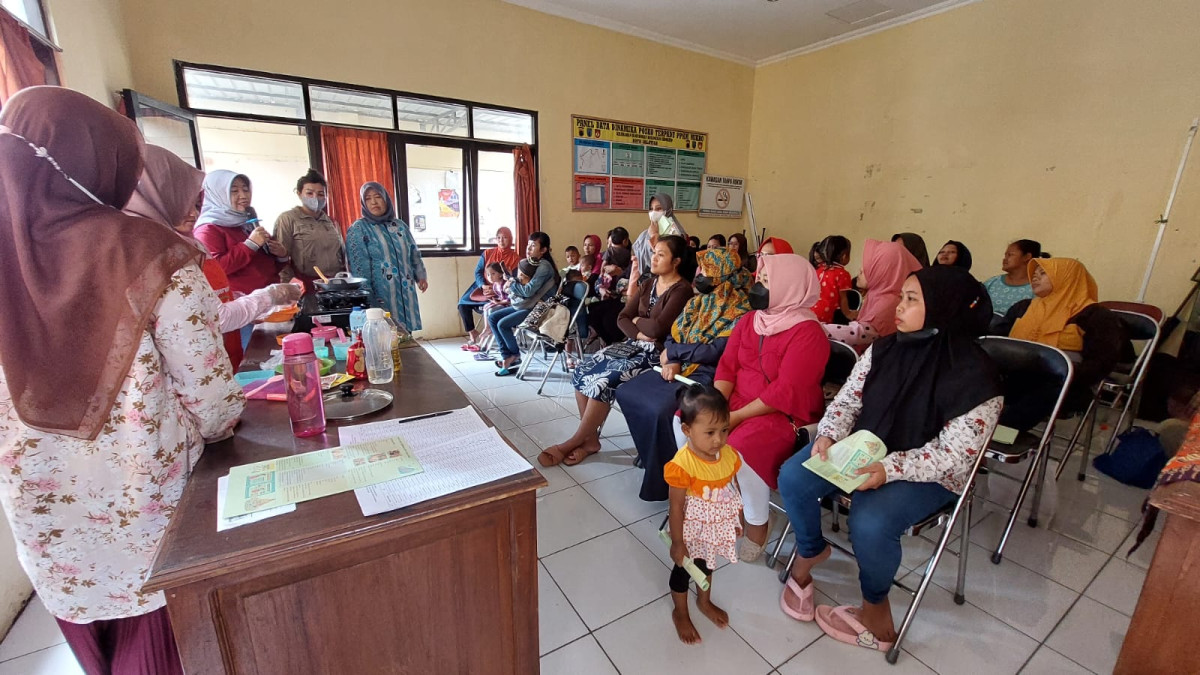 Praktik memasak bahan makanan PMT bagi Ibu Bakita resiko stunting Kelurahan Blotongan oleh Tim DASHAT