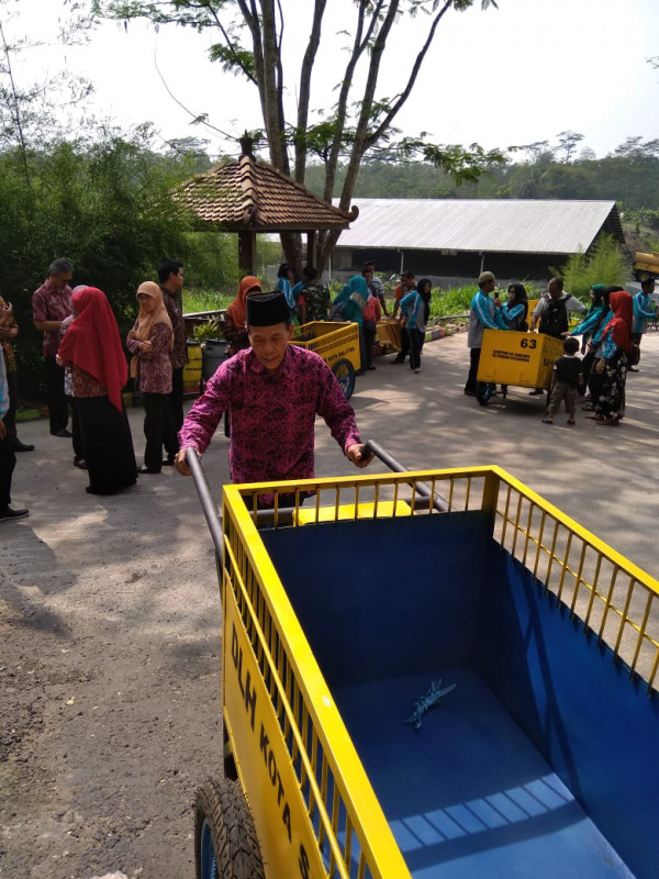 serah terima bak sampah 