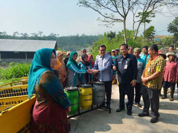 pemberian secara simbolis oleh walikota salatiga