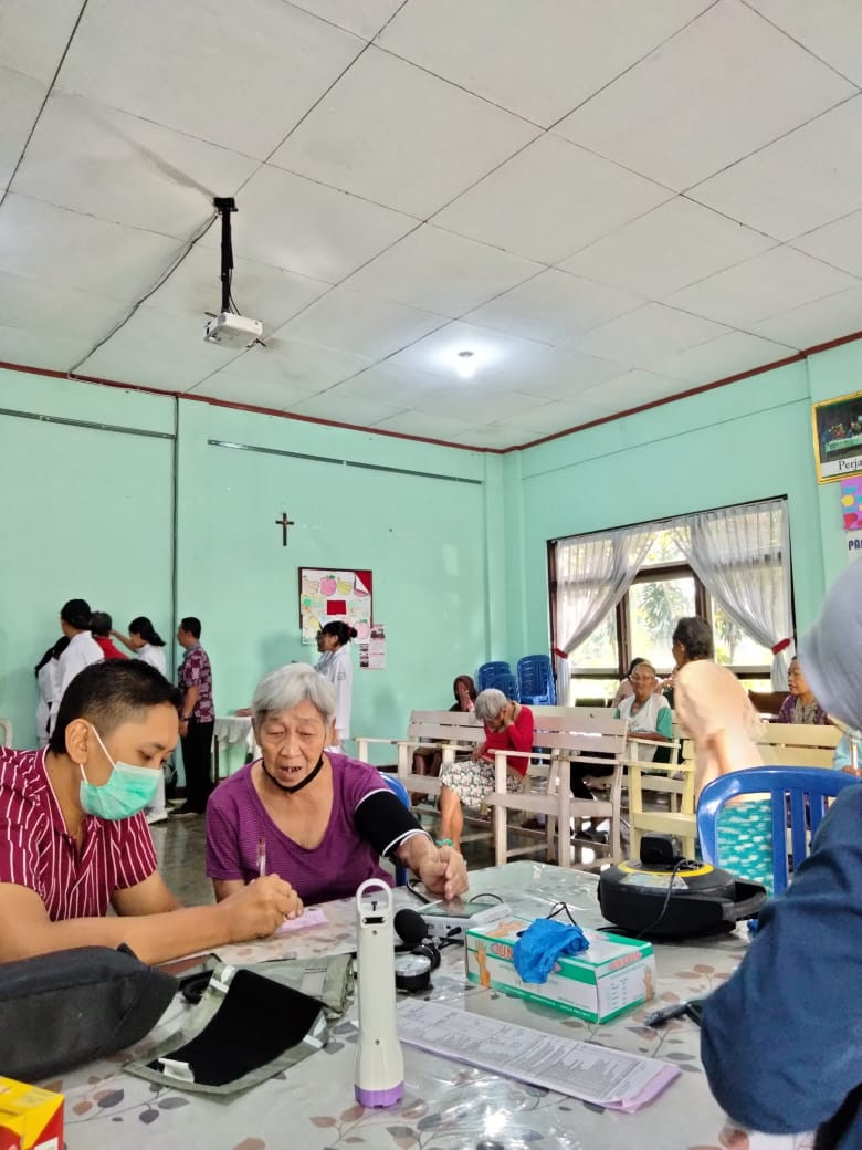 Pemeriksaan kesehatan lansia  di panti Werdha salib putih oleh puskesmas Tegalrejo di Salib Putih RW 08 Kumpulrejo Argomulyo Salatiga
