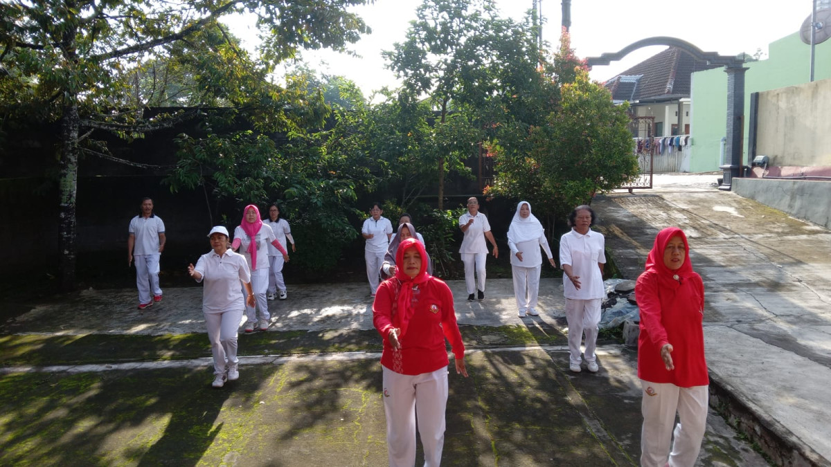 Senam posyandu lansia di RW 07 Kenteng, Kumpulrejo, Argomulyo, Salatiga