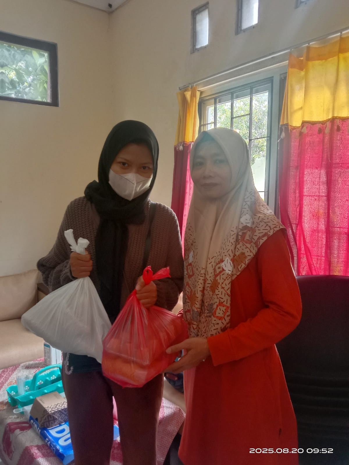 PEMBERIAN BANTUAN KEPADA REMAJA KEK