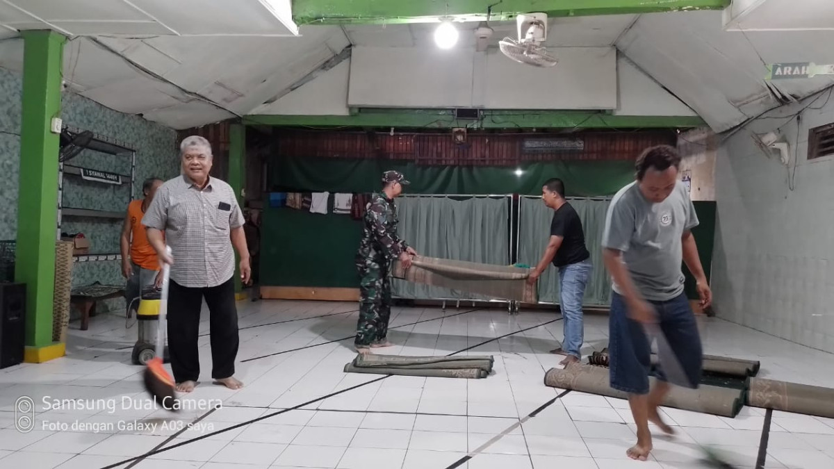 Membersihkan mushola Mbah Kyai Nadhim