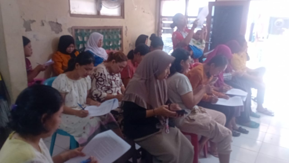 Peserta Sosialisasi Pencegahan Kanker Rahim sedang menelaah materi yang diberikan