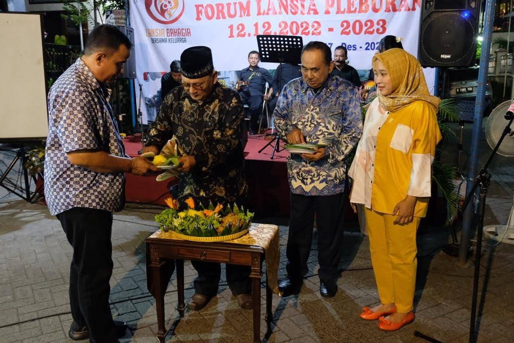 Pembagian tumpeng