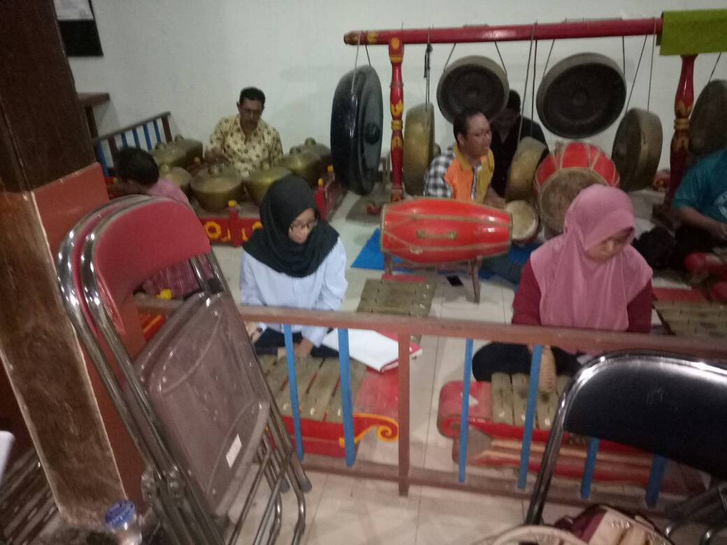 Latihan Rutin Gamelan di Balai Kelurahan