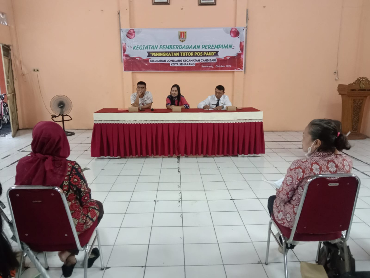 Ibu Leli ( Anggota DPRD Kota Semarang) di dampingi Bapak Hendri NUr Cahyo (lurah Jomblang) dan Bapak Nur Azis sedang berdiskusi dengan para Peserta