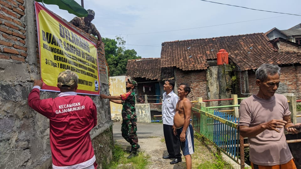 Pemasangah Peringatan larangan buang sampah oleh perangkat desa di rt 09 rw 09