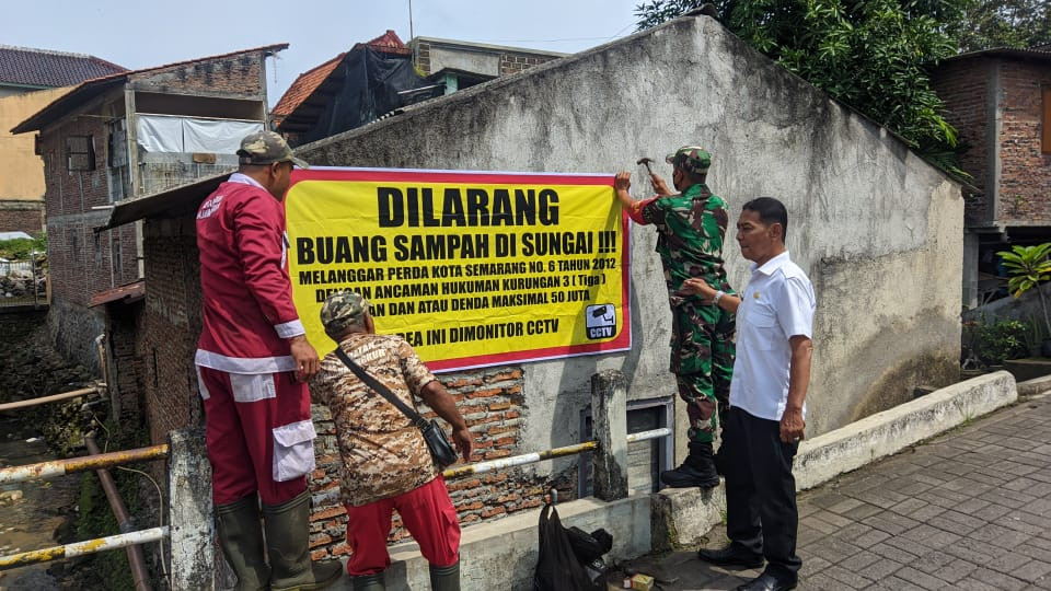 Himbauan untuk warga yang bermukim di dekat sungai untuk tidak membuang sampah di kali / sungai