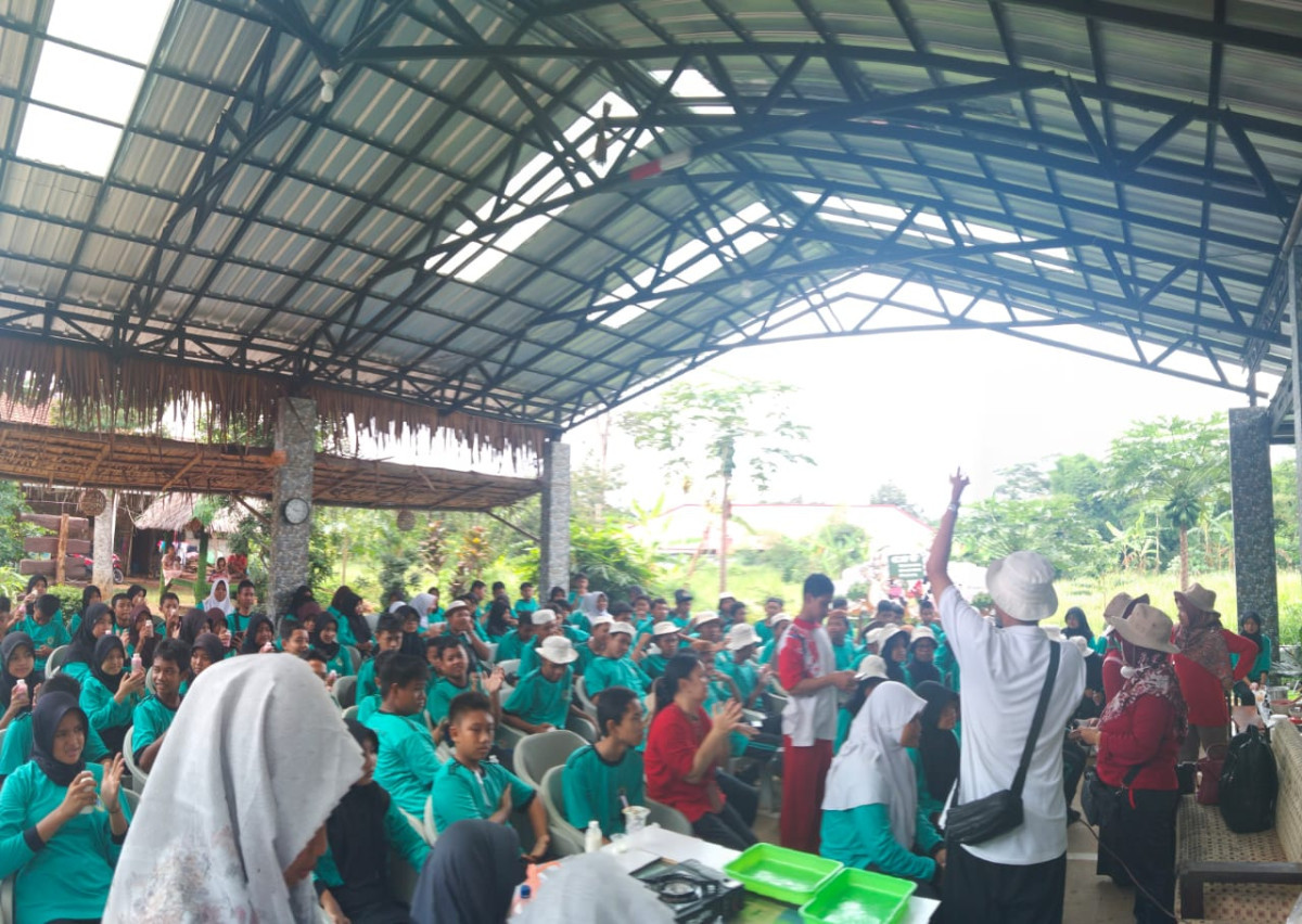 Edukasi cara memerah susu sapi dan mengolah susu menjadi berbagai rasa