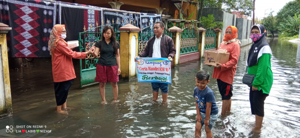 Proses pembagian zalf 24kepada terdampak banjir di wilayah Rw9 kelurahan jenggotan