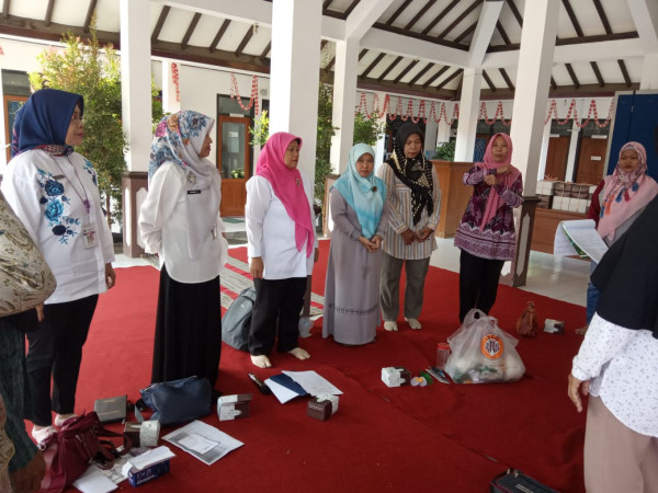 Menyanyikan bersama lagu Indonesia Raya dan Mars KB