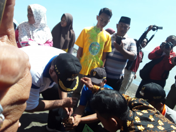 Fantri  (Forum Anak  Tegal Bahari ) mendampingi kegiatan penanaman pohon di pulau kodok 