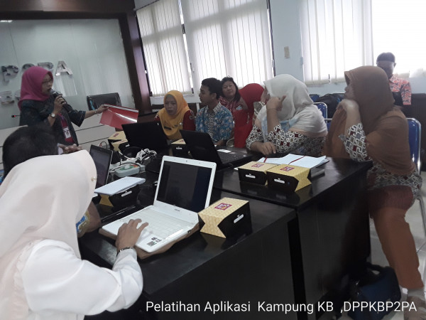 Kader  kampung KB Sedang  mengikuti  pelatihan  aplikasi kampung KB