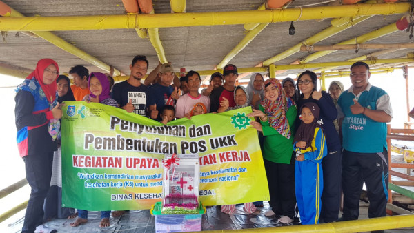 Foto bersama para pedagang di pantai pulo kodok