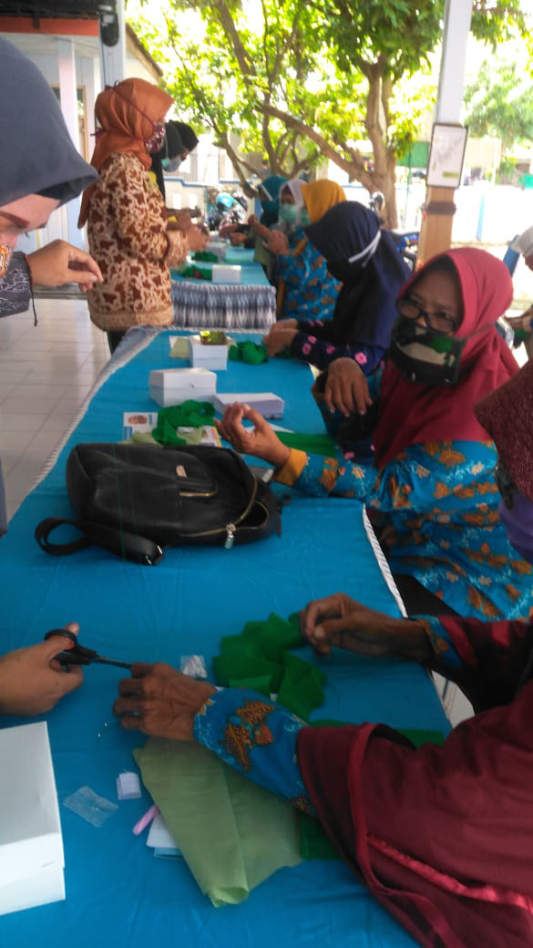 Sesi pertama pelatihan pembuatan masker