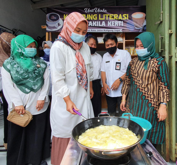 ibu walikota tegal sedang mencoba memasak keripik sukun