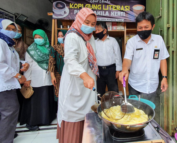 Bapak Heru Setiawan Kepala Nakerin mencoba memasak keripik sukun 