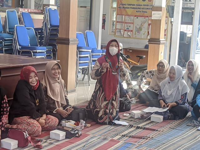 pelatihan pembuatan konektor hijab dan kalung dari kain perca