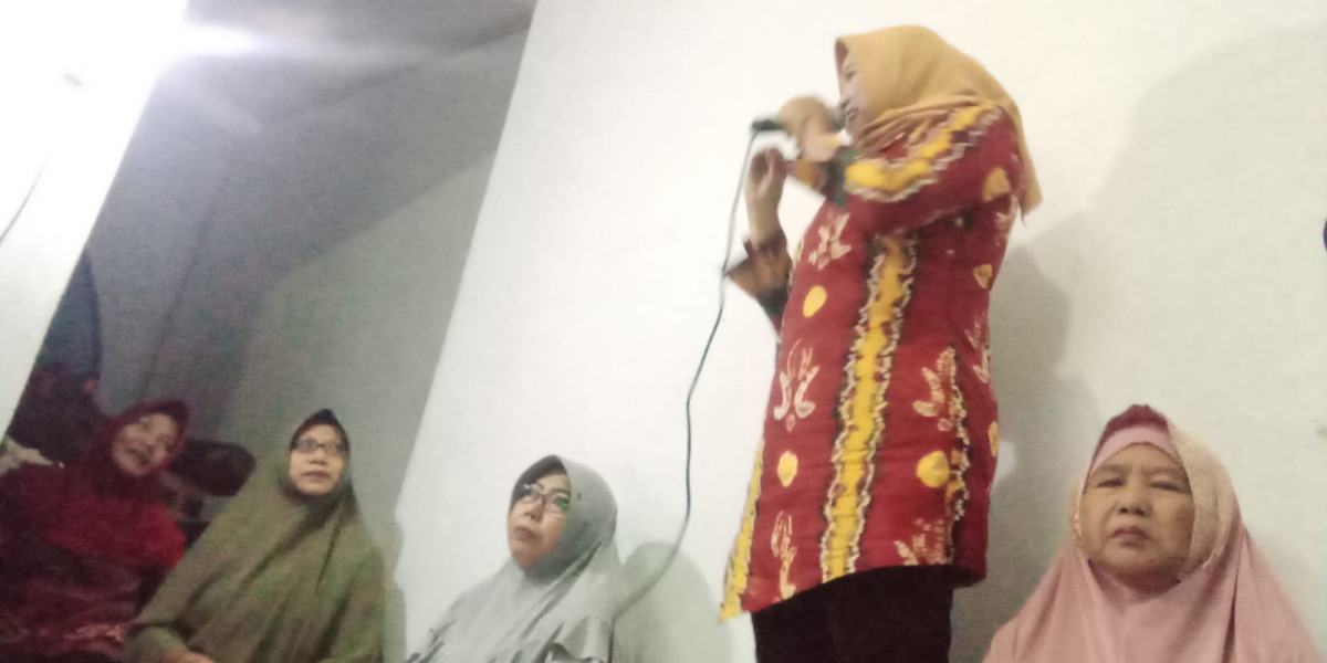 Edukasi pencegahan stunting pada anak pada Pertemuan PKK RW  4 Kelurahan Panggung