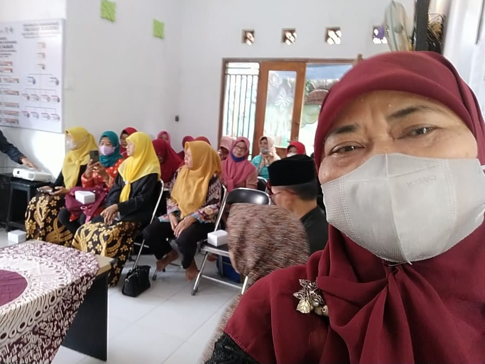 Penyuluh KB , Kader Poktan  dan Kader  Pokja 8 Fungsi Keluarga  mendewngarkan arahan arahan sistim penilaian lomba Kampung KB.