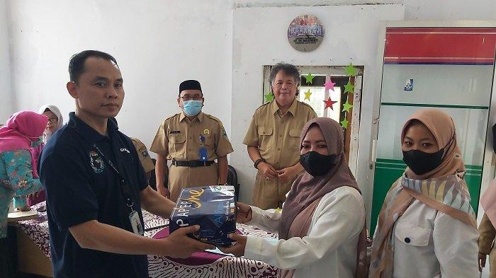 Gramedia Tegal Beri Bantuan Alat Tulis untuk Kampung KB COE Semarak Karya