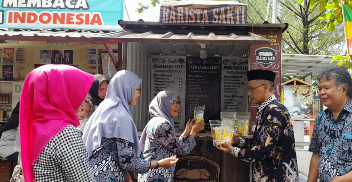 Kunjungan Wakil Komisi X DPR-RI ke Sekolah Laut binaan Kampung KB CoE Semarak Karya