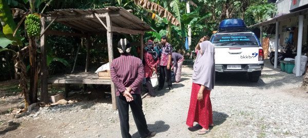 Meilihat tempat penyimpanan yang  minim dari kelompok bank sampah cemerlang