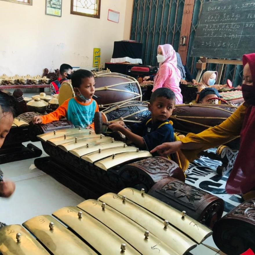 Mengenalkan seni Karawitan serta nama-nama alat musik karawitan pada anak sejak dini