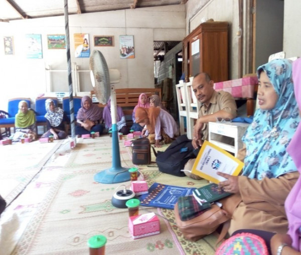 PLKB Kecamatan Galur memberikan penyuluhan pada kegiatan BKL Pedukuhan IV Barongan