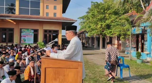 PELAKSANAAN SHOLAT IDUL FITRI DI LAPANGAN BALAI KALURAHAN NOMPOREJO