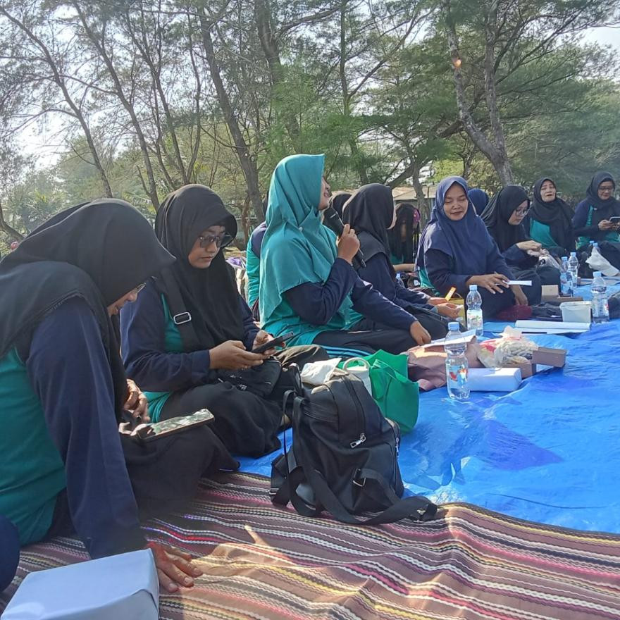 KWT Mekar Sari Padukuhan Kepek Gelar Kegiatan “Dolan Bareng” di Pantai Glagah