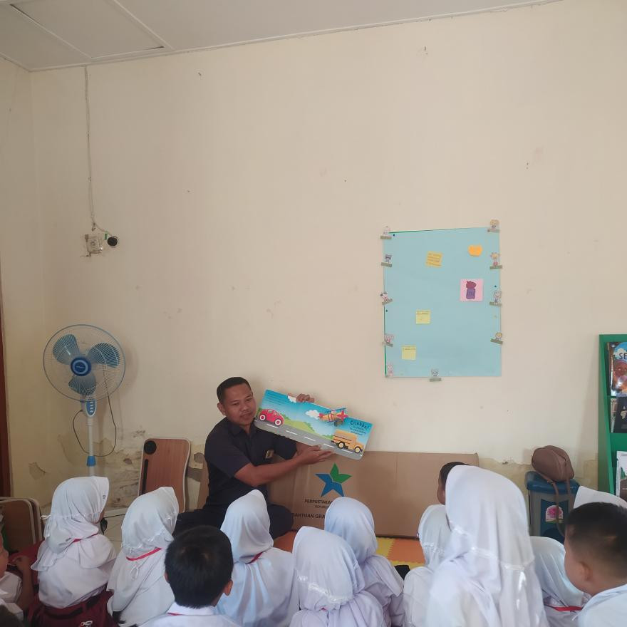 Murid-Murid SDN Kepek Kunjungi Perpustakaan Gema Asih Kalurahan Pengasih