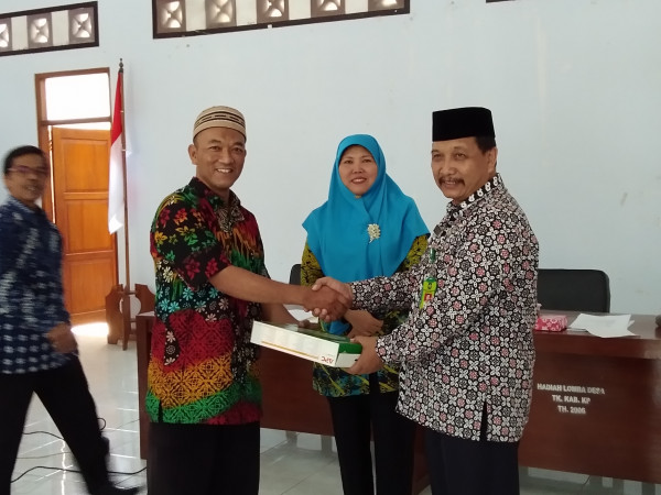 Penyerahan PC oleh Kepala Pespusda Kulon Progo