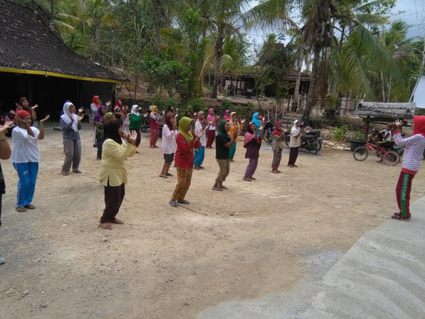 Senam Lansia di Halaman Rumah Dukuh Kroco