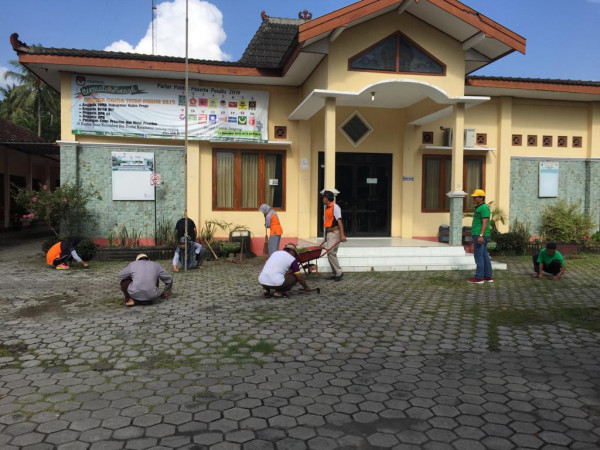 Kegiatan Jumat Bersih Perangkat Desa Sendangsari