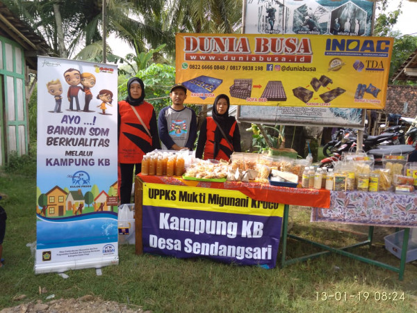 Ketua Kampung KB Desa Sendangsari mendampingi UPPKS dalam mengikuti Bazar